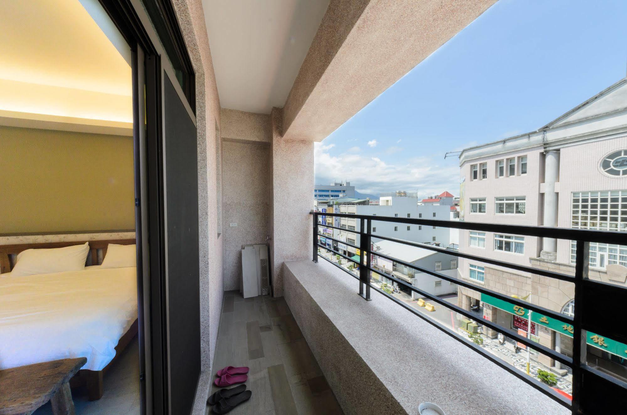 Jhongshan Building Bed And Breakfast Hualien City Exterior photo